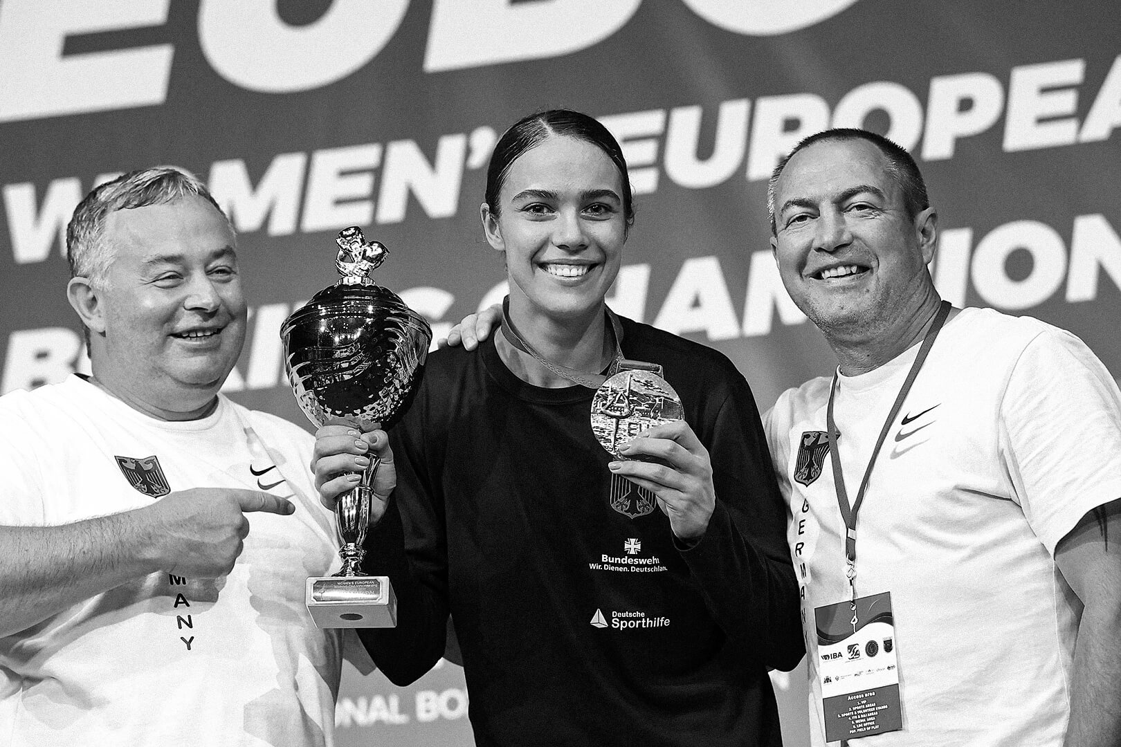 Boxerin Stefanie von Berge glücklich mit Medaille und Pokal