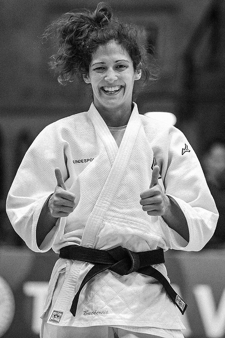 Judoka Miriam Butkereit zeigt mit den Daumen nach oben