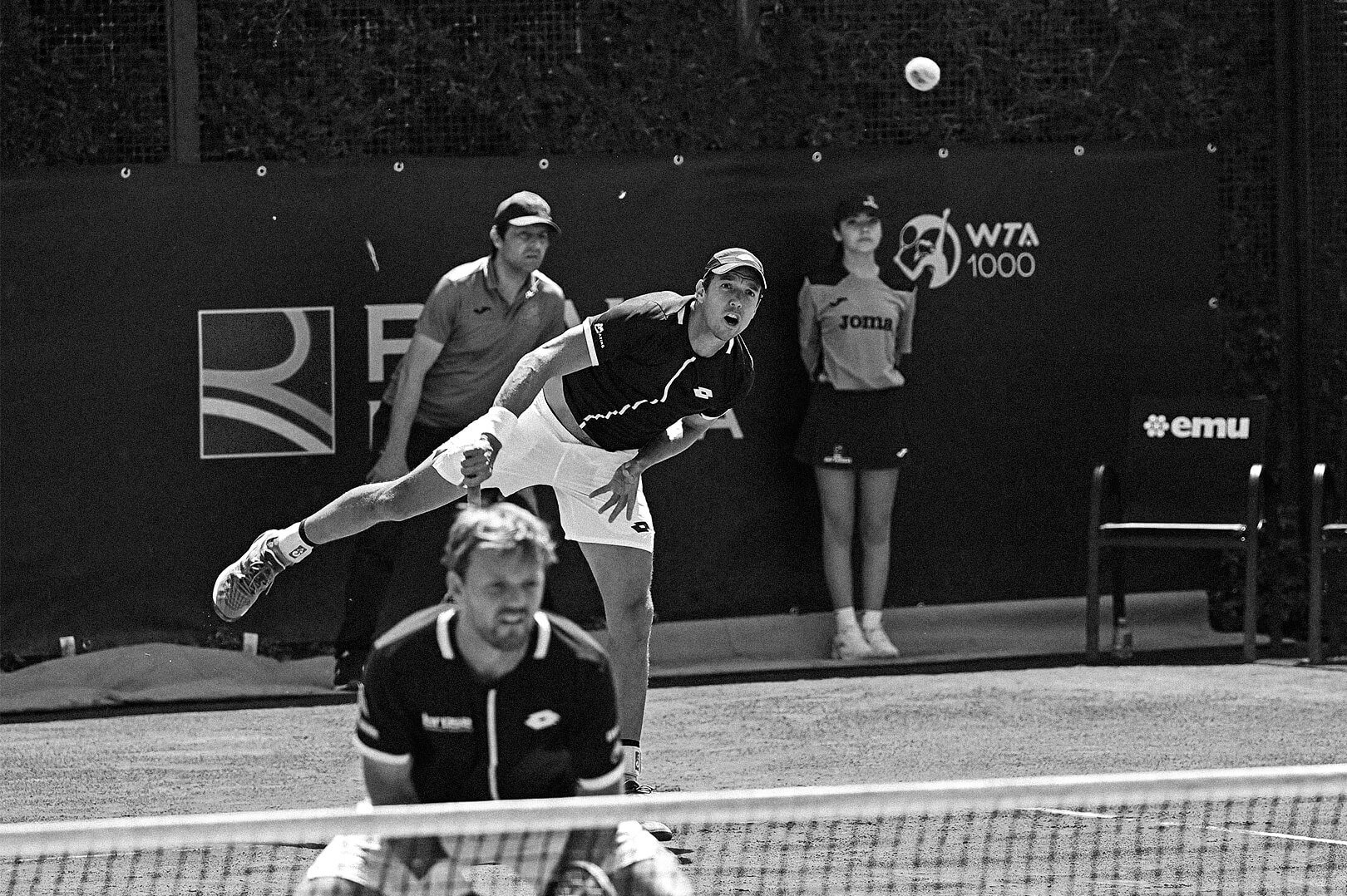 Tennisspieler Andreas Mies schlägt den Ball übers Netz