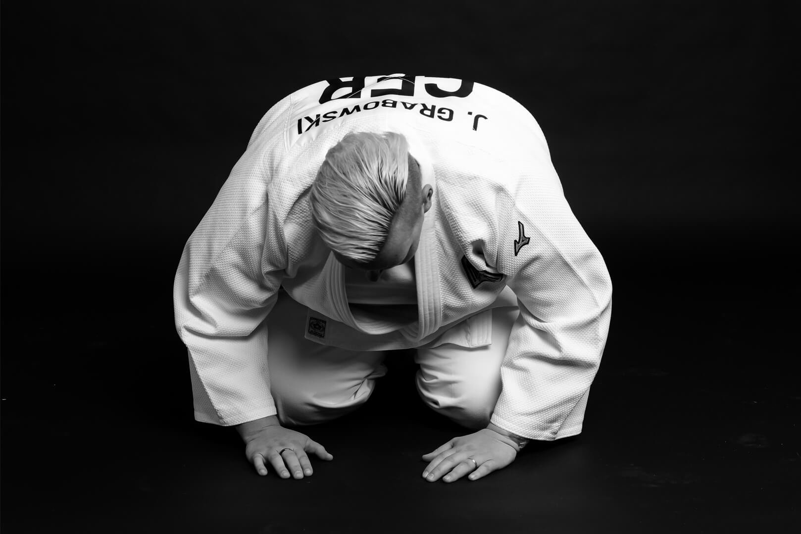  Judoka Jasmin Grabowski kniet und verbeugt sich